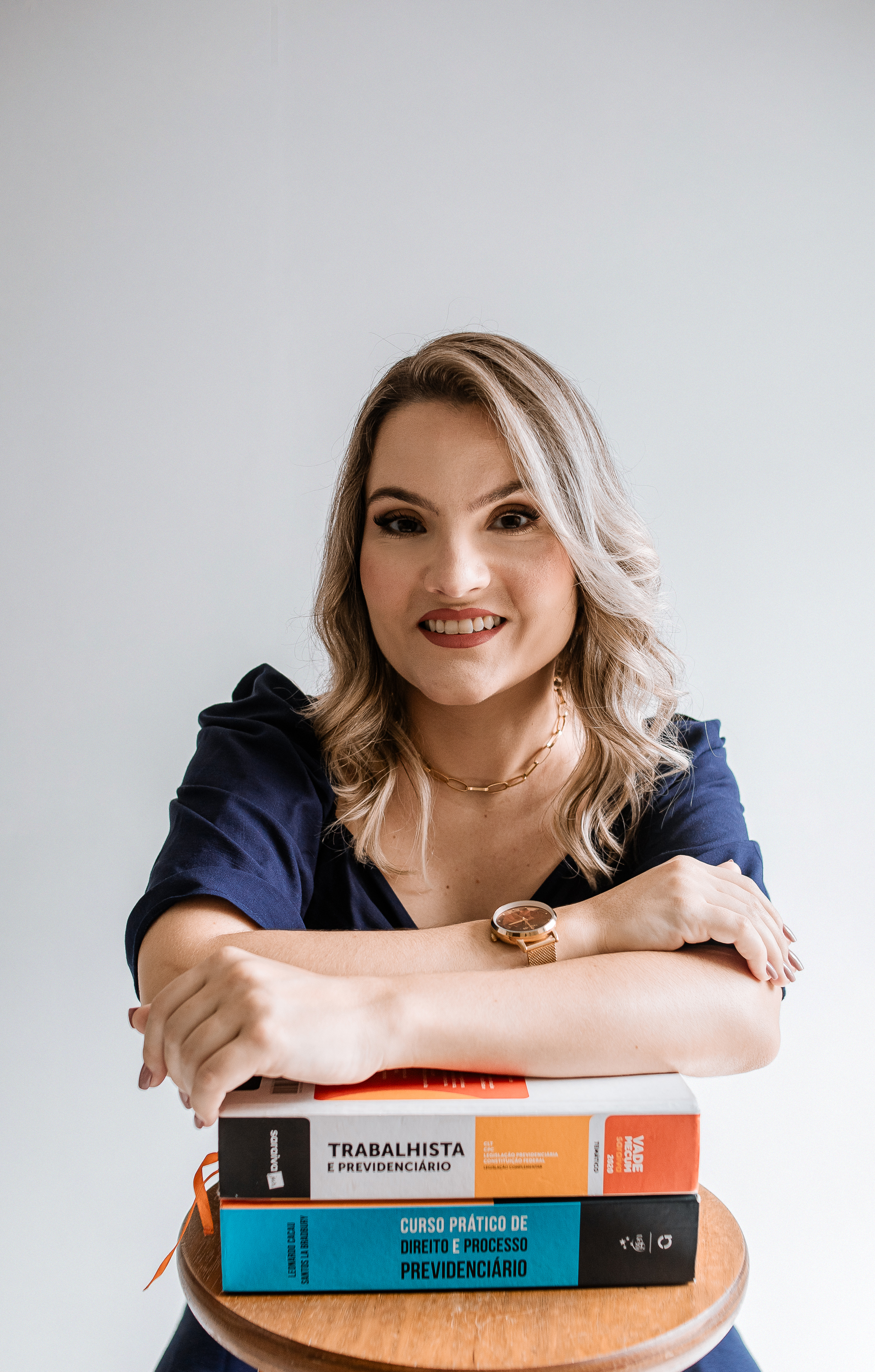 Jéssica Pereira com livros jurídicos